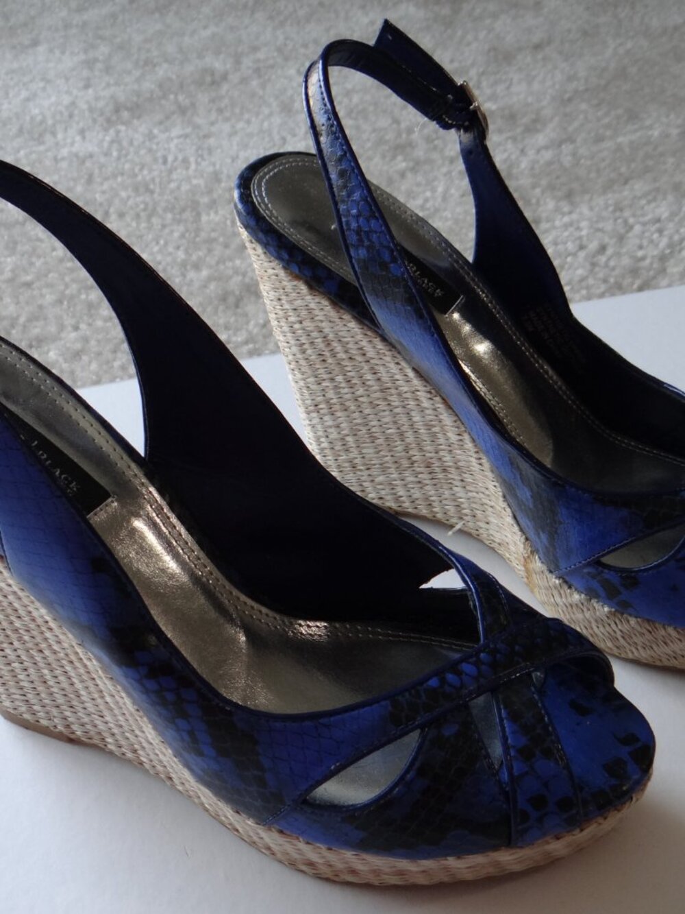 BLUE PYTHON PRINT SLINGBACK WEDGE HEELS White House Black Market 7 1/2